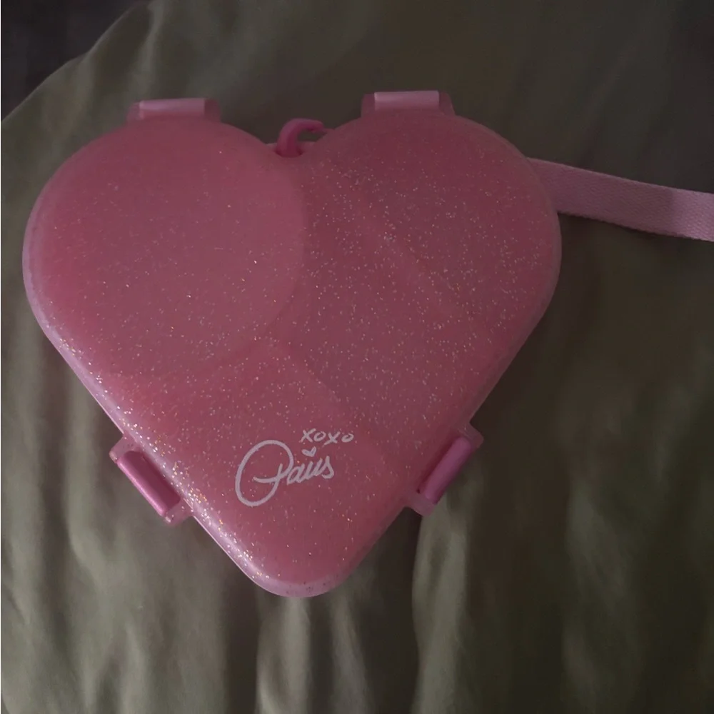 Paris Hilton Pink Heart-Shaped snackle box - Picture 1 of 3